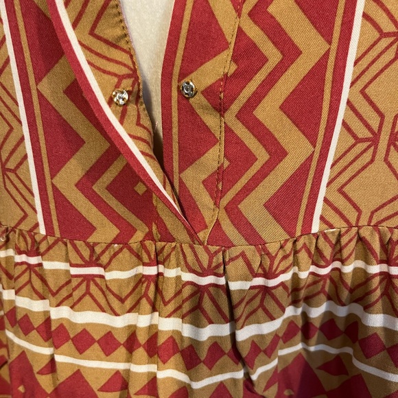 NEW Easel Tunic Blouse - Picture 13 of 14